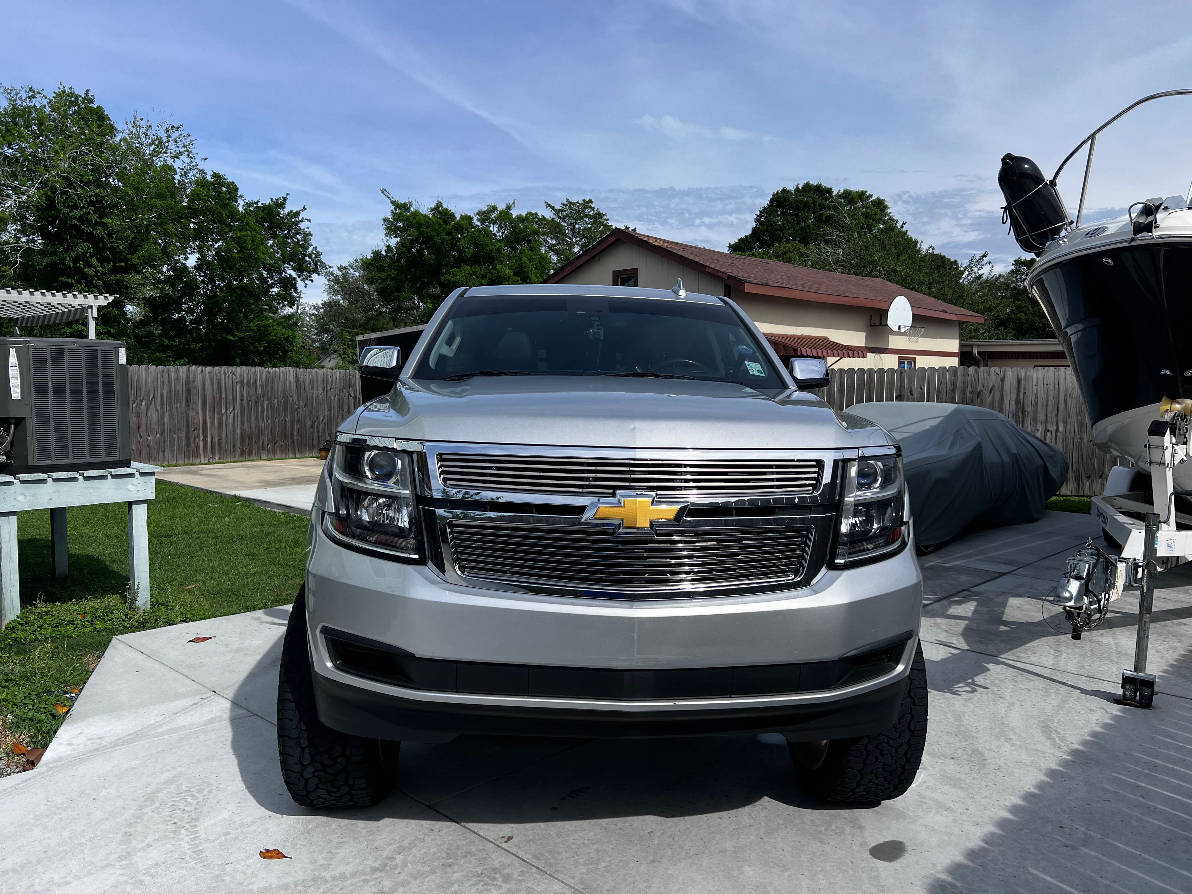 Used 2015 Chevrolet Suburban LT RWD image 2