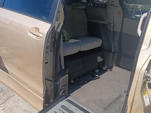 Used 2011 Toyota Sienna LE image 8