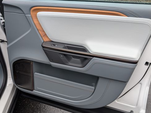 Used 2025 Rivian R1S Premium image 13