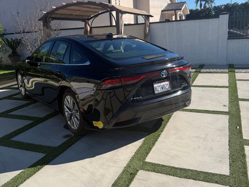 Used 2022 Toyota Mirai w/ Advanced Technology Package image 2