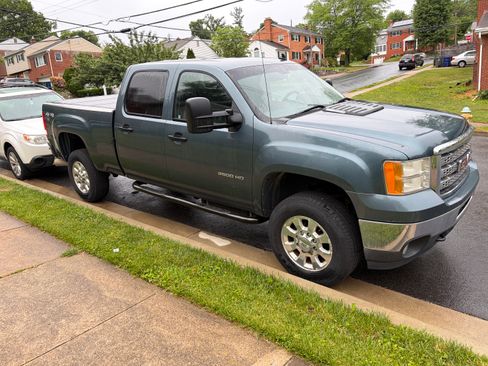 Used 2011 GMC Sierra 2500 SLE w/ SLE Preferred Package AWD/4WD image 9