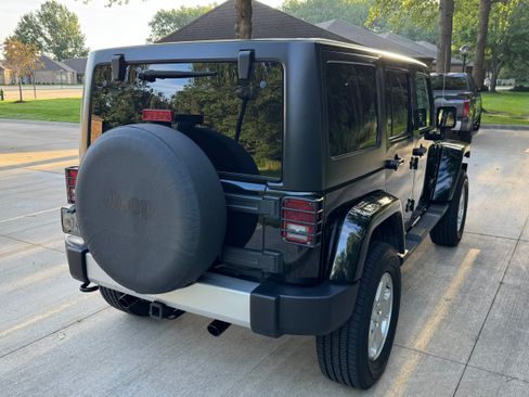 Used 2012 Jeep Wrangler Unlimited Sahara w/ Dual Top Group AWD/4WD image 5