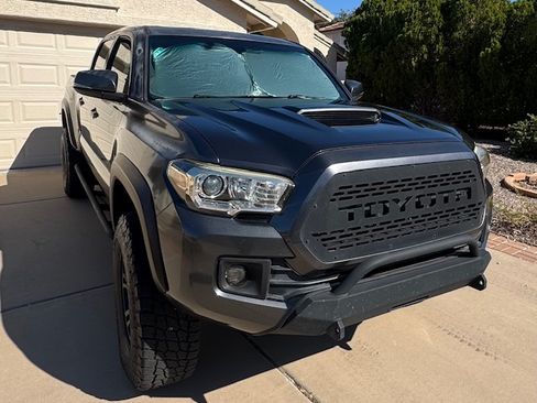 Used 2016 Toyota Tacoma TRD Off-Road image 2