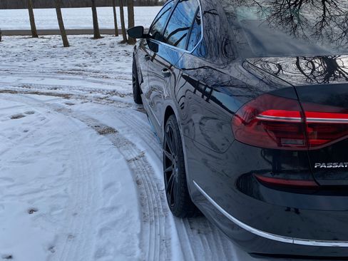 Used 2017 Volkswagen Passat 1.8T R-Line w/ R-Line Lighting Package image 6