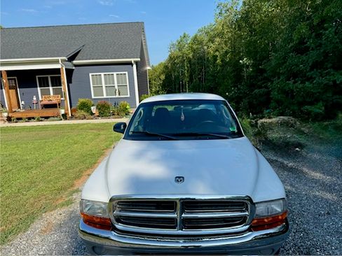 Used 2004 Dodge Dakota SLT w/ Skid Plate Group AWD/4WD image 2