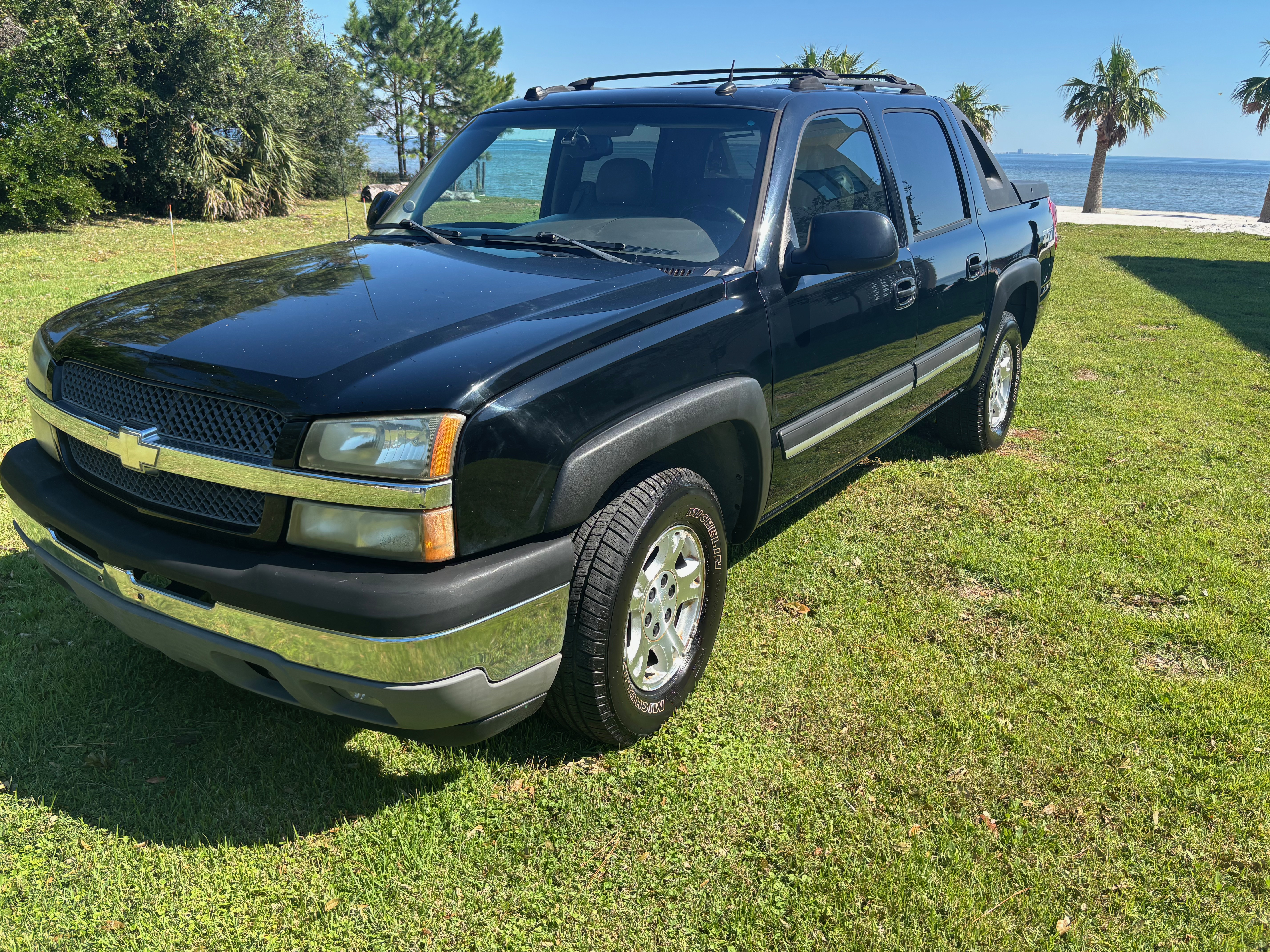 Used 2005 Chevrolet Avalanche Z71 w/ Sun And Sound Package AWD/4WD image 4
