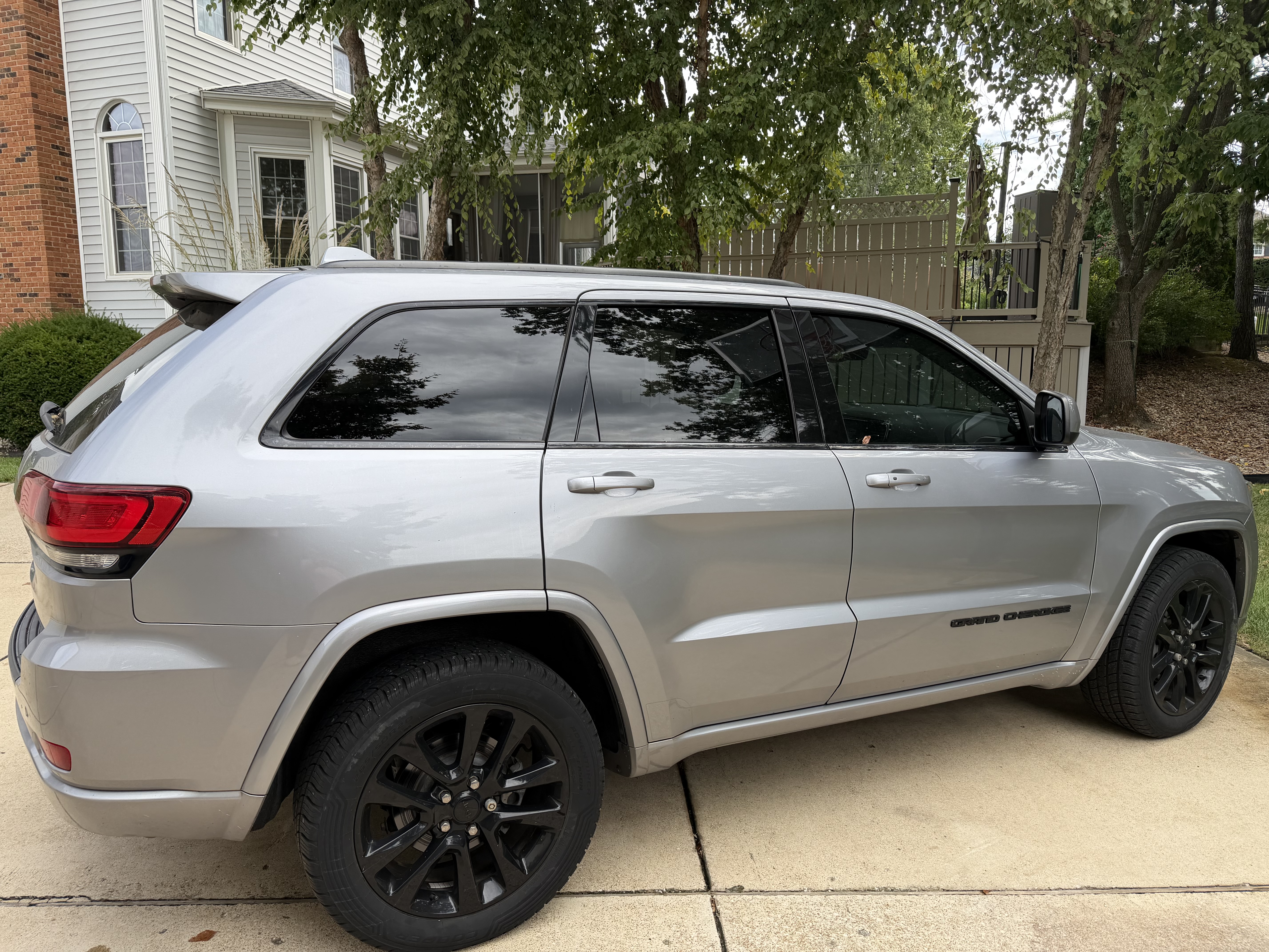 Used 2019 Jeep Grand Cherokee Altitude AWD/4WD image 2