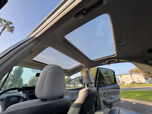 Used 2017 Toyota Prius V Five image 22