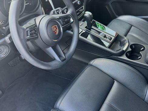 Used 2023 Porsche Macan Turbo image 4
