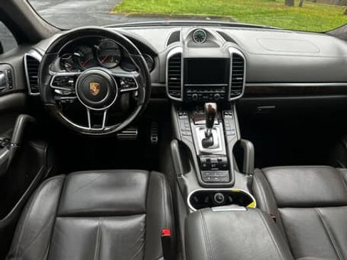 Used 2015 Porsche Cayenne Turbo w/ Premium Plus Package AWD/4WD image 17
