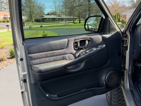 Used 2000 Chevrolet Blazer LS w/ LS Preferred Equipment Group image 12