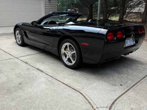 Used 2001 Chevrolet Corvette Convertible w/ Preferred Equipment Group2 RWD image 4