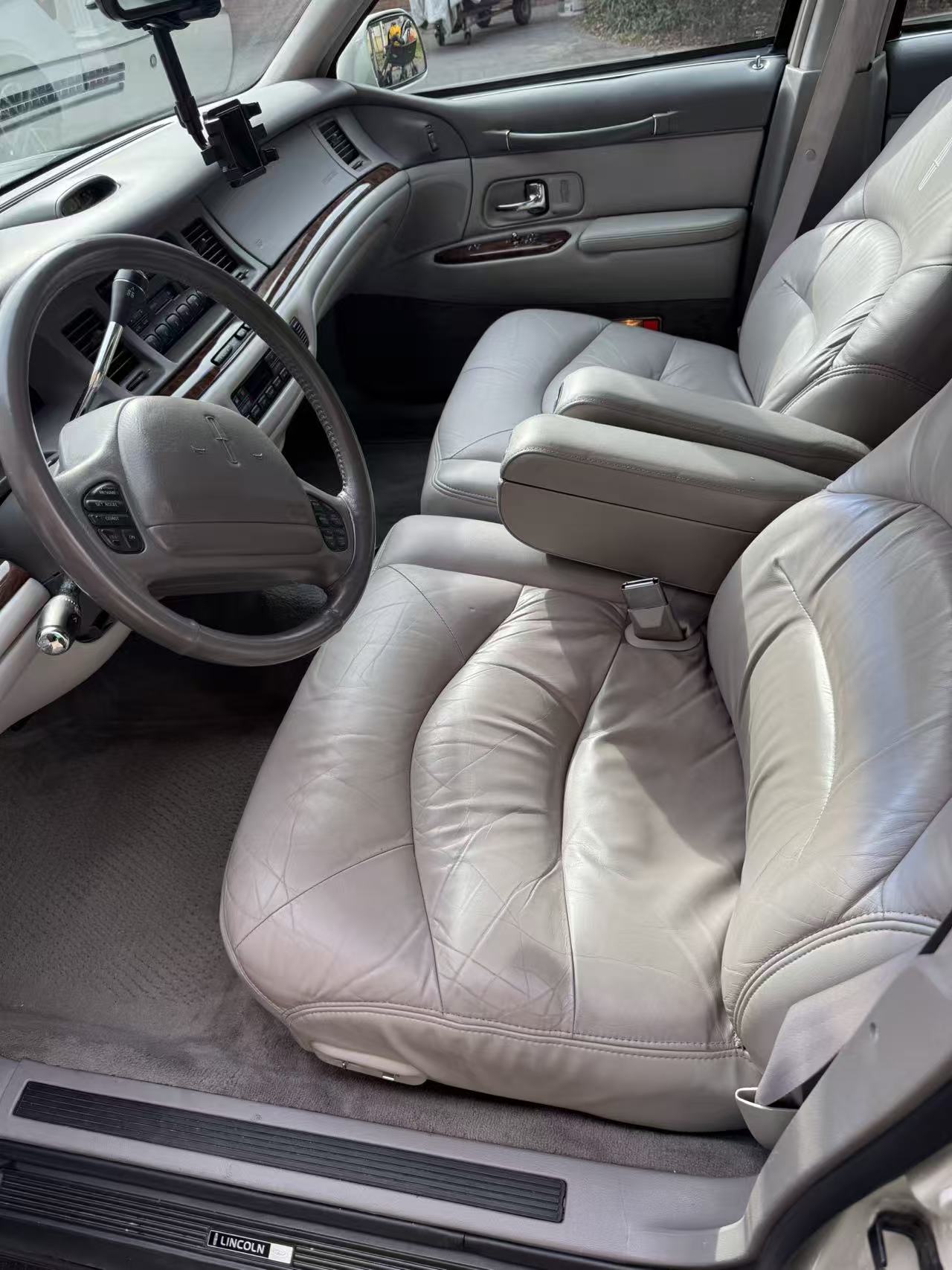 Used 1997 Lincoln Town Car Signature RWD image 11