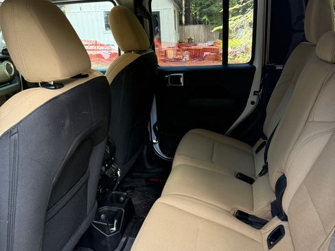 Used 2020 Jeep Gladiator Overland AWD/4WD image 10