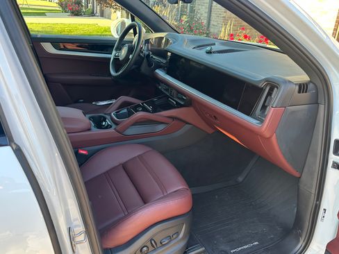 Used 2024 Porsche Cayenne image 5