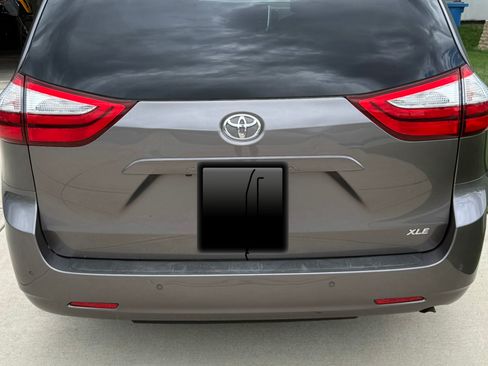Used 2019 Toyota Sienna XLE w/ XLE Navigation Package FWD image 2