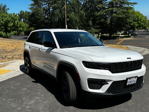 Used 2024 Jeep Grand Cherokee Limited w/ Luxury Tech Group II image 5