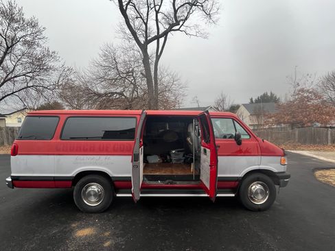 Used 1997 Dodge B3500 image 4