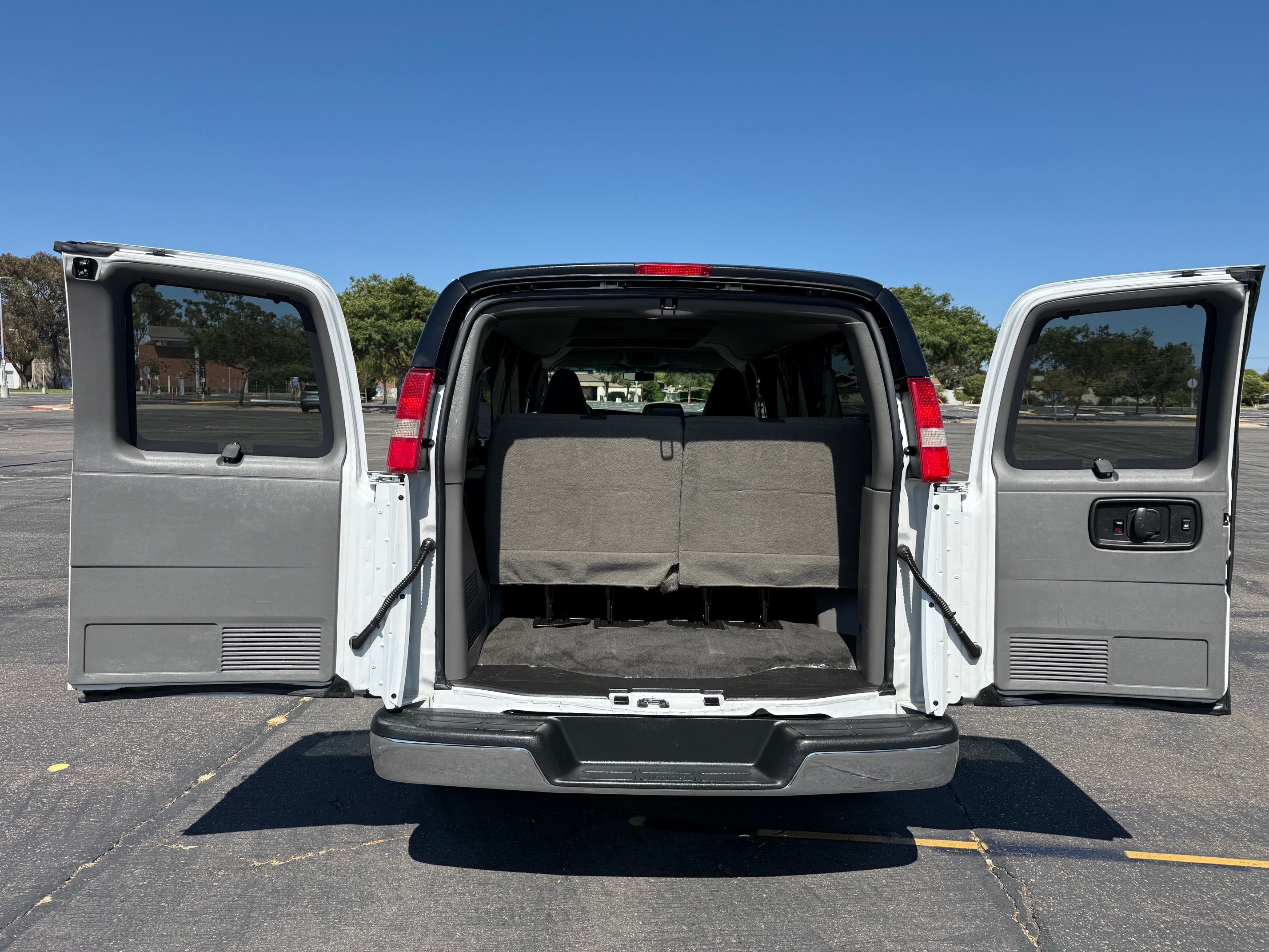 Used 2017 Chevrolet Express 2500 LT w/ LT Preferred Equipment Group RWD image 18
