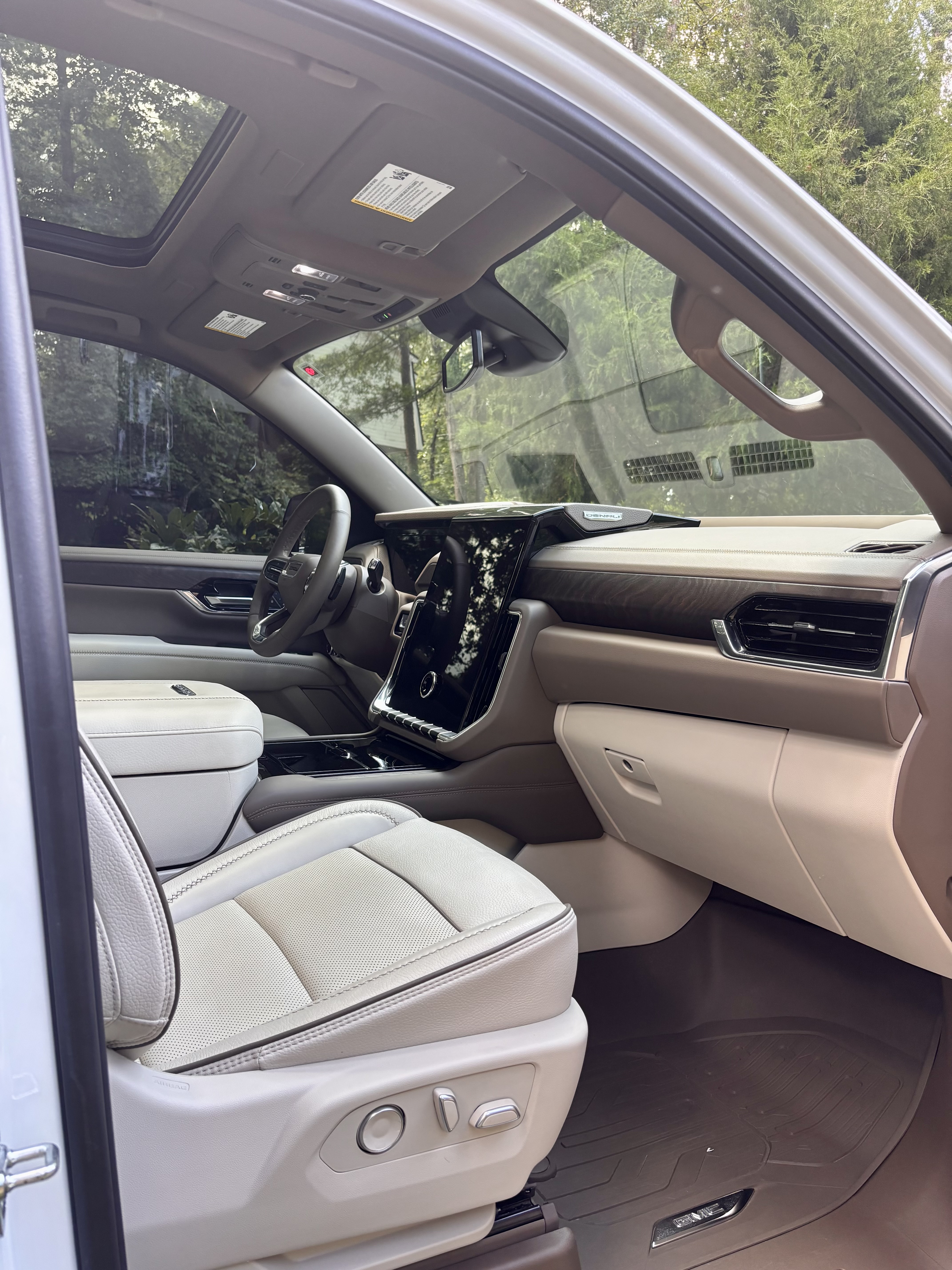 Used 2025 GMC Yukon XL Denali w/ Sun & Power Step Package RWD image 10