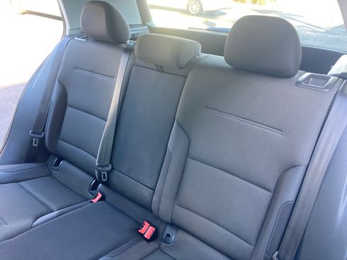 Used 2016 Volkswagen Golf S image 25