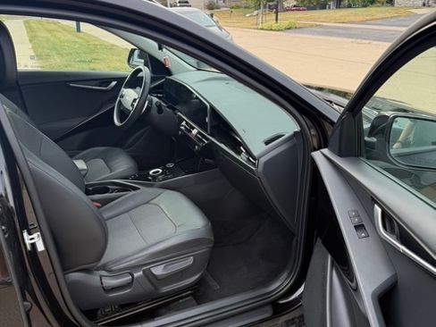 Used 2023 Kia Niro EX w/ EX Cold Weather Package image 18