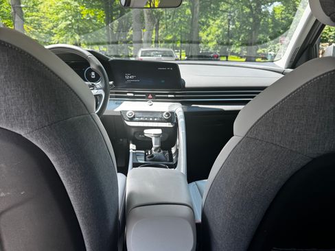 Used 2025 Hyundai Elantra Limited FWD image 8