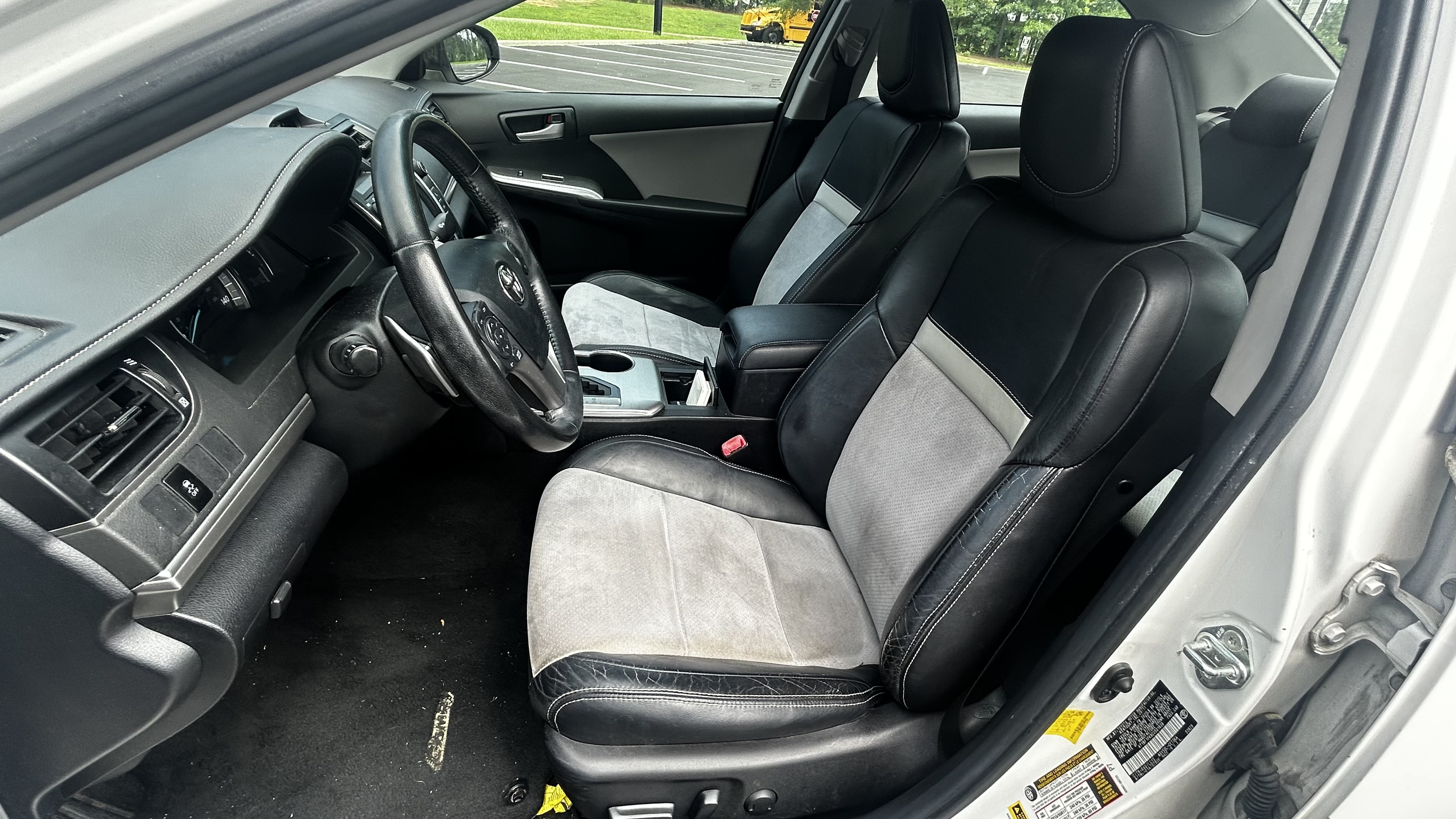 Used 2012 Toyota Camry SE w/ Leather Pkg FWD image 17