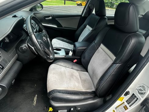 Used 2012 Toyota Camry SE w/ Leather Pkg FWD image 17