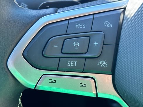 Used 2024 Volkswagen Atlas SE w/ Panoramic Sunroof Package FWD image 14