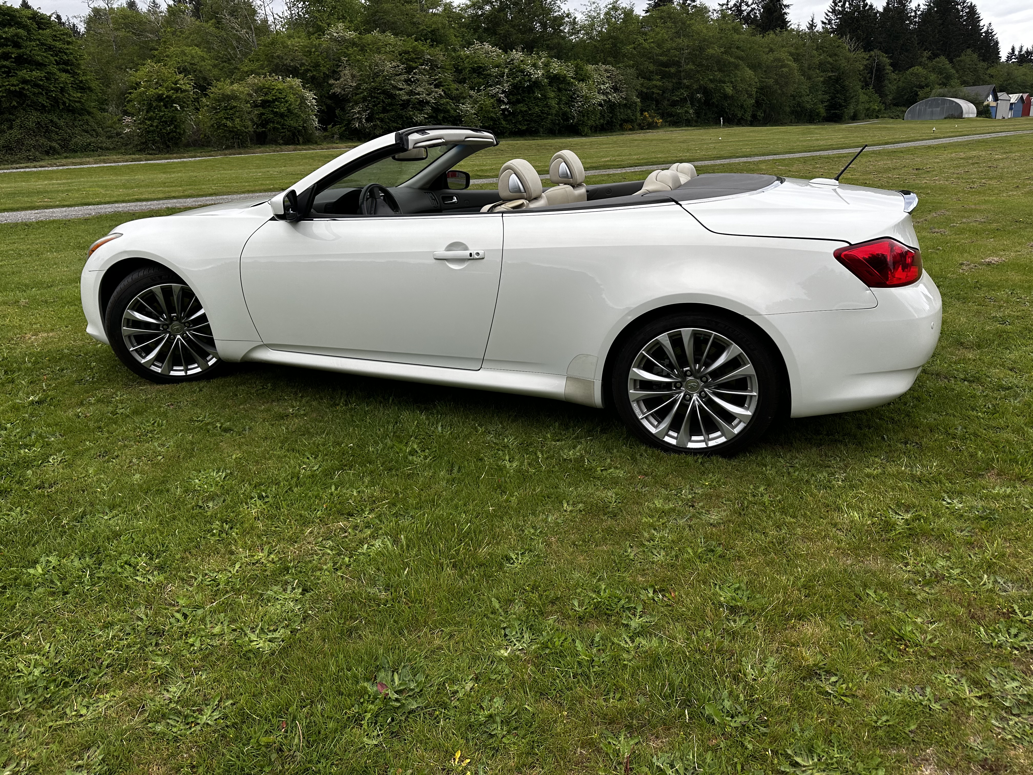 Used 2011 INFINITI G37 Convertible w/ Premium Pkg RWD image 4