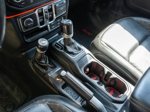 Used 2020 Jeep Wrangler Unlimited Sahara AWD/4WD image 15