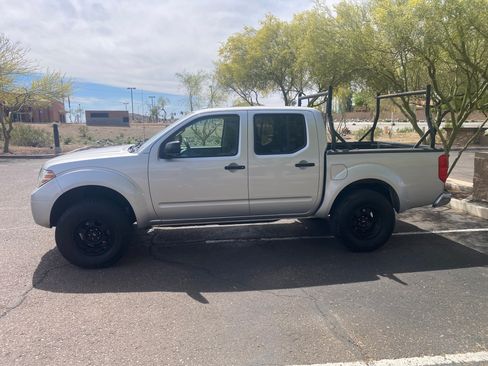 Used 2016 Nissan Frontier SV image 5