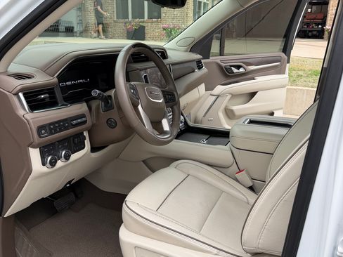 Used 2024 GMC Yukon Denali w/ Denali Reserve Package image 2