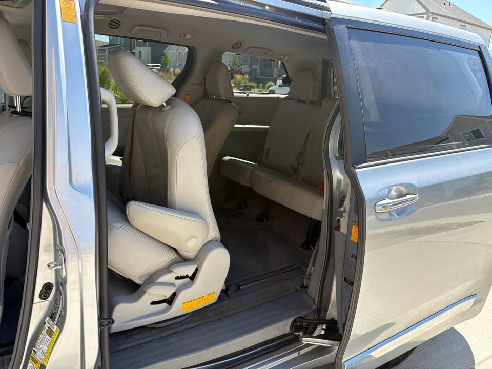 Used 2013 Toyota Sienna XLE FWD image 18