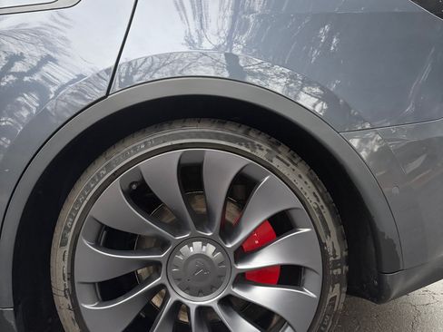 Used 2023 Tesla Model Y Performance image 5