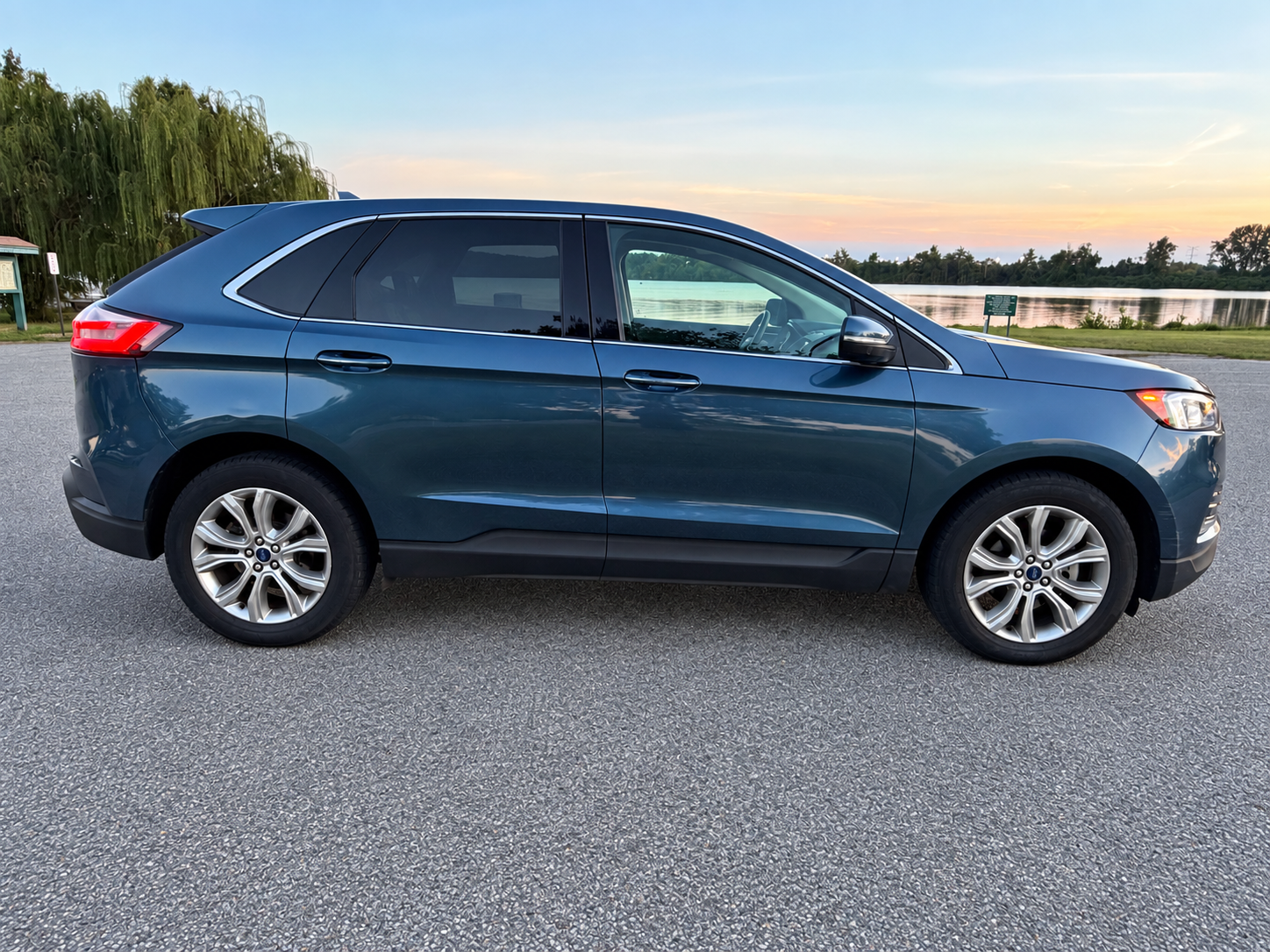 Used 2019 Ford Edge Titanium w/ Cold Weather Package FWD image 10