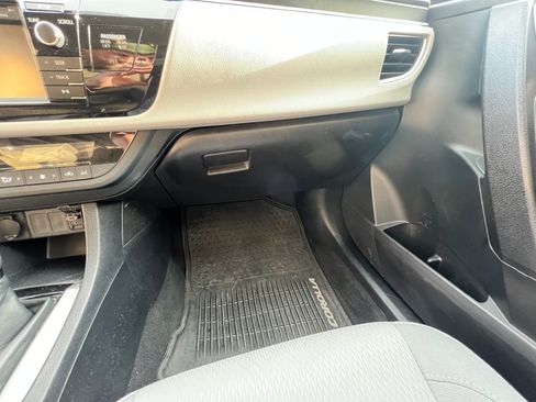 Used 2015 Toyota Corolla LE image 11