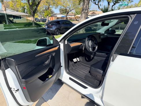 Used 2022 Tesla Model Y Performance image 9