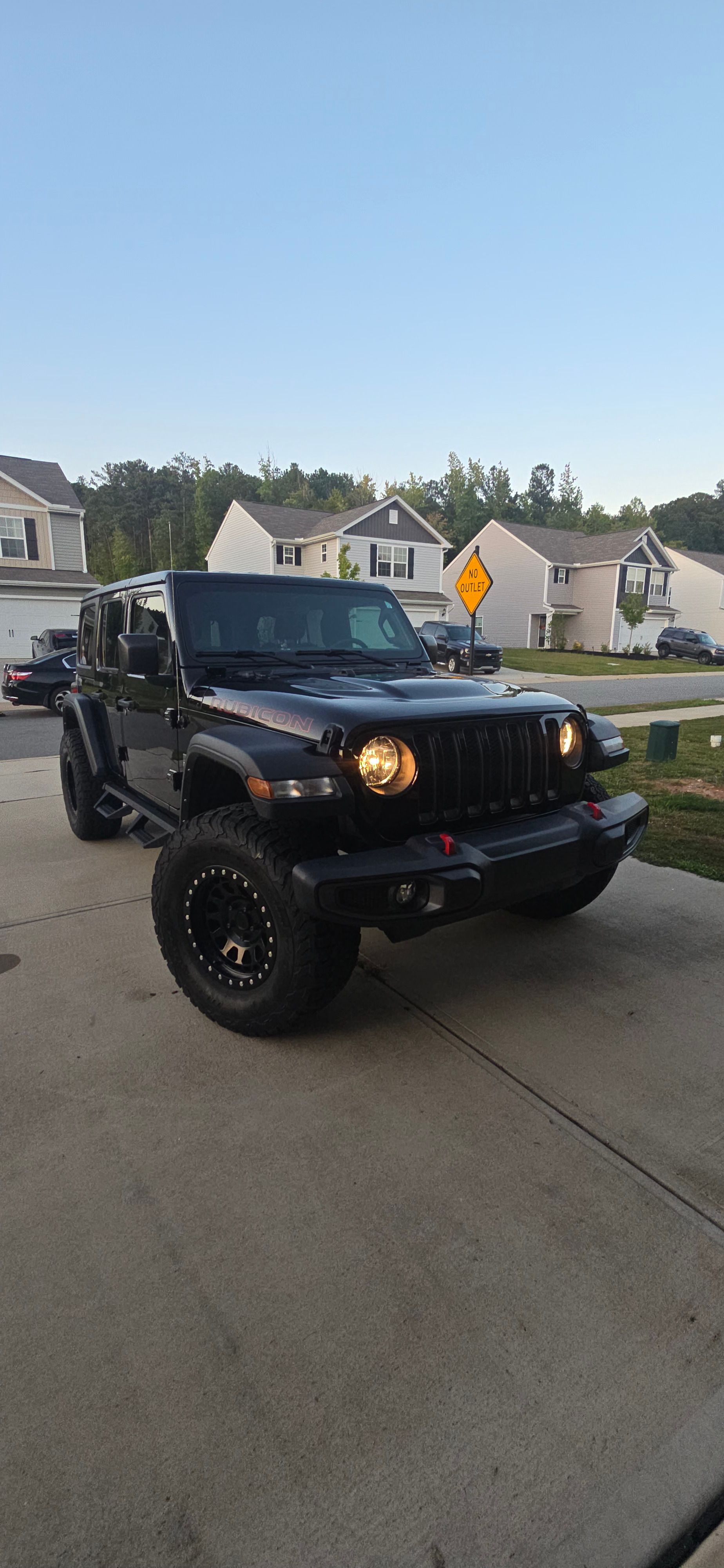 Used 2023 Jeep Wrangler Unlimited Rubicon w/ Cold Weather Group AWD/4WD image 1