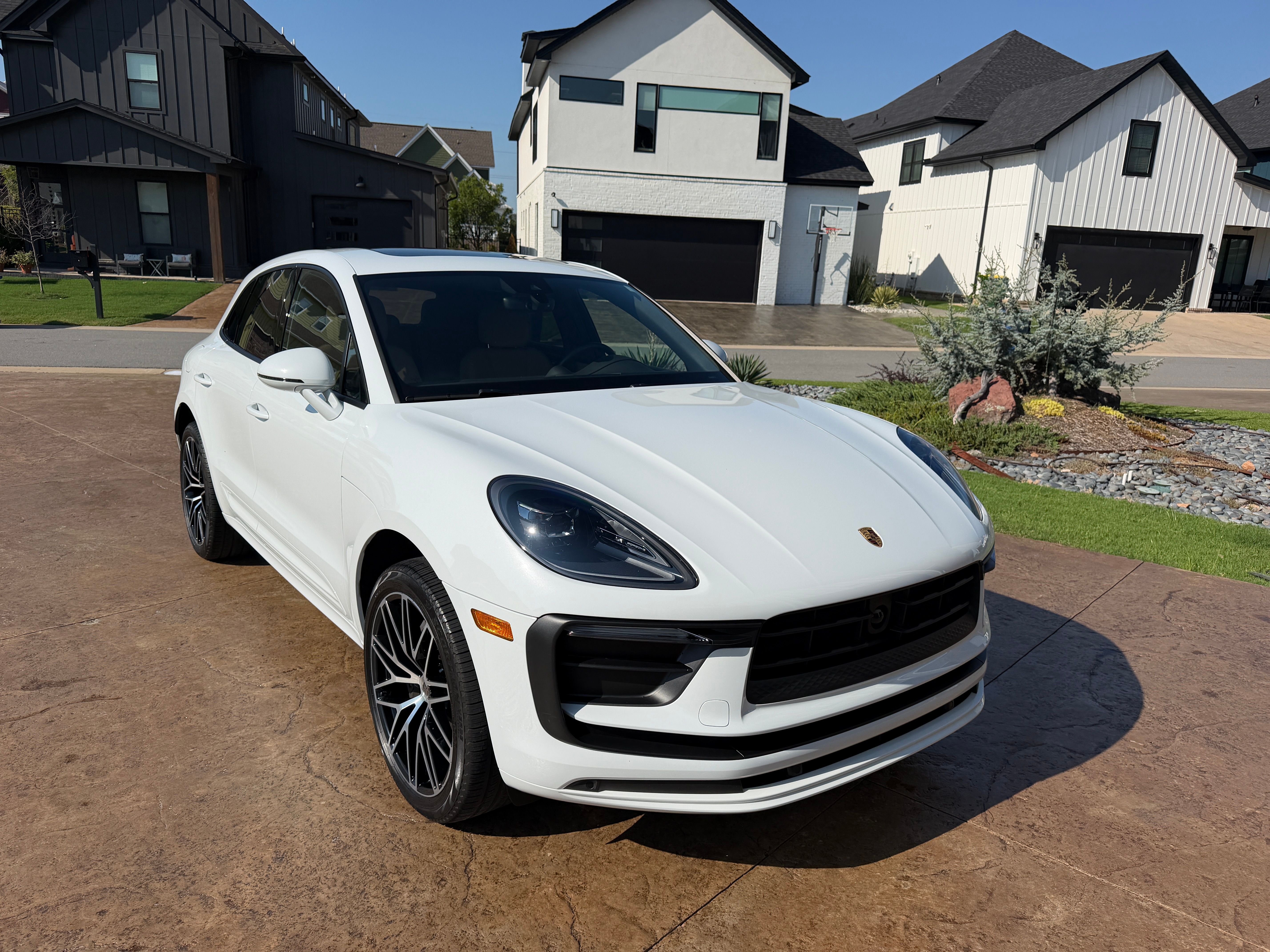 Used 2024 Porsche Macan AWD/4WD image 1