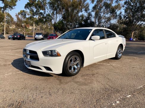 Used 2012 Dodge Charger SE w/ Sport Appearance Group image 1
