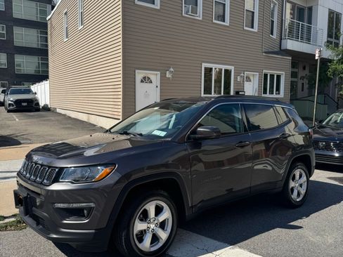 Used 2019 Jeep Compass Latitude w/ Cold Weather Group AWD/4WD image 1