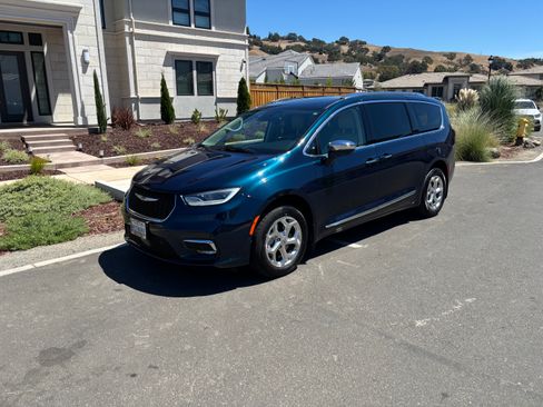 Used 2021 Chrysler Pacifica Limited w/ Uconnect Theater Family Group AWD/4WD image 2