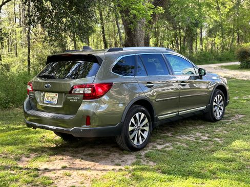 Used 2017 Subaru Outback 2.5i Touring AWD/4WD image 4