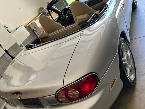 Used 2004 MAZDA MX-5 Miata LS image 12