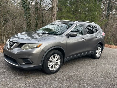 Used 2015 Nissan Rogue SV image 1