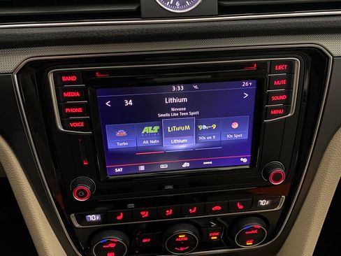 Used 2017 Volkswagen Passat 1.8T R-Line w/ R-Line Lighting Package image 22