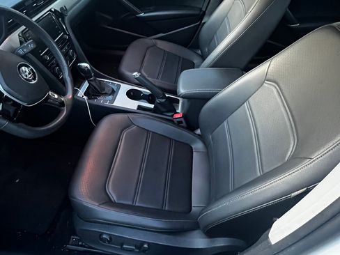 Used 2021 Volkswagen Passat 2.0T SE image 8