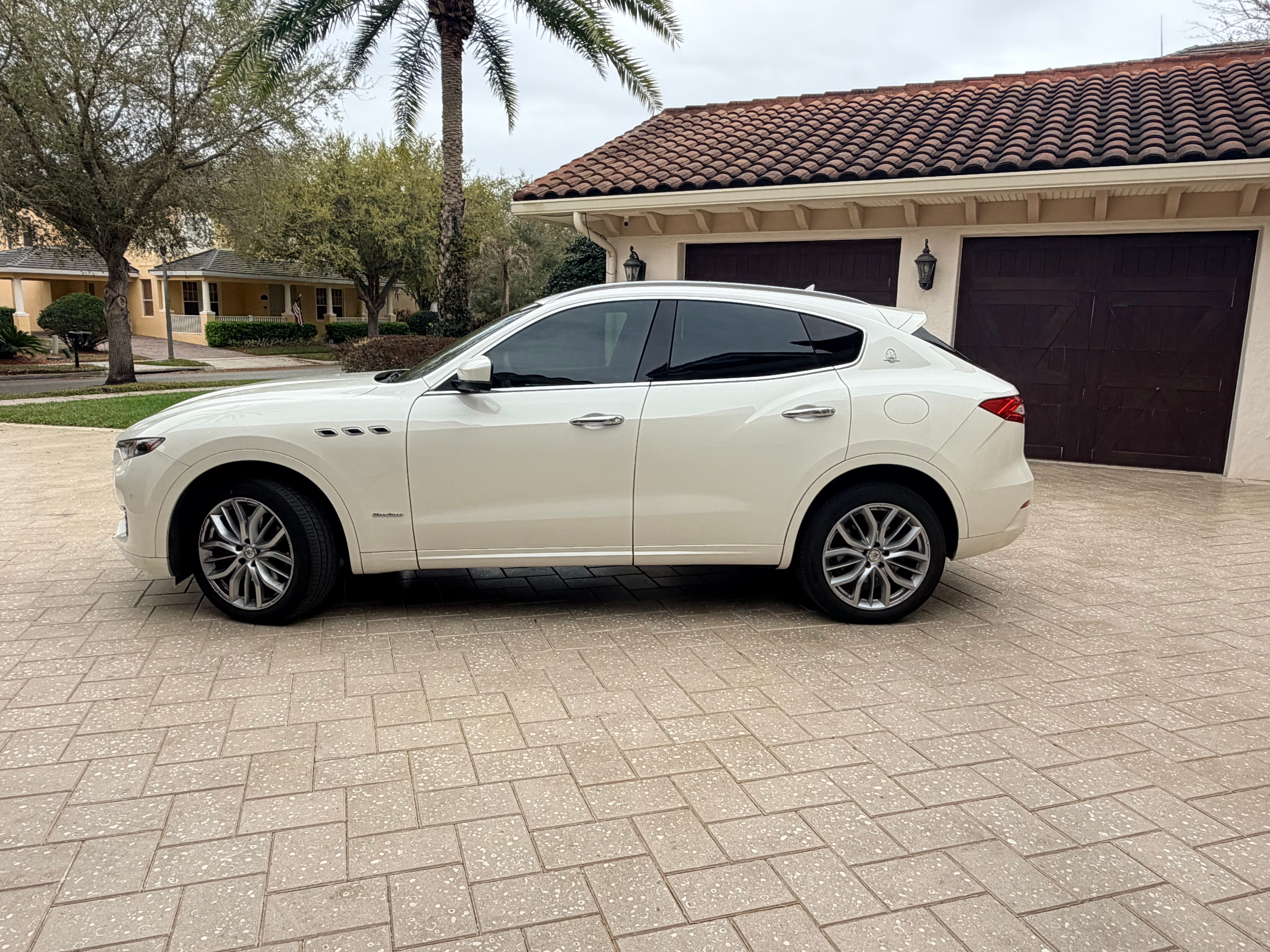 Used 2020 Maserati Levante GranLusso AWD/4WD image 4